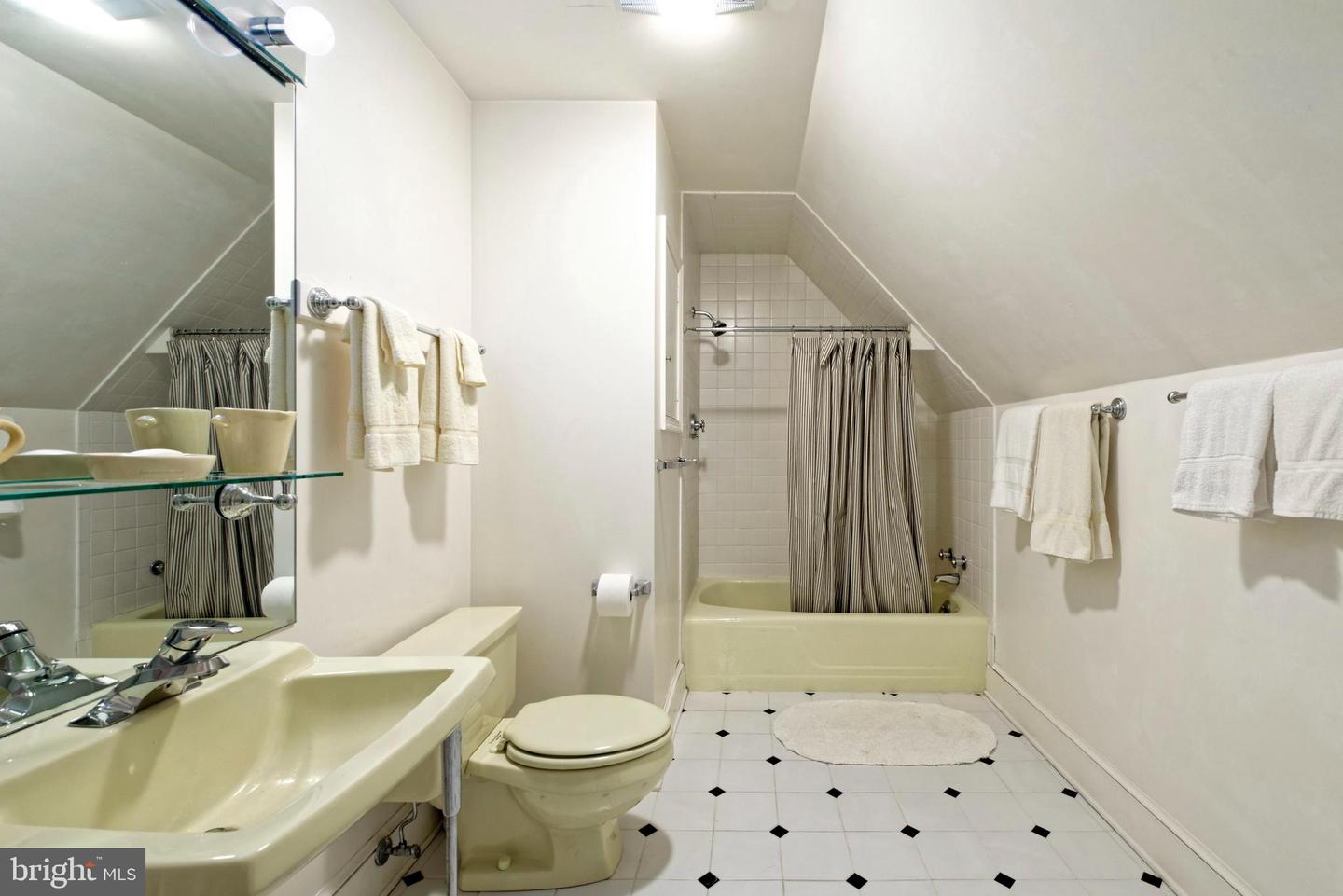 4392 CARRINGTON RD, MARKHAM, Virginia 22643, 4 Bedrooms Bedrooms, ,4 BathroomsBathrooms,Residential,For Sale,4392 CARRINGTON RD,VAFQ2016408 MLS # VAFQ2016408