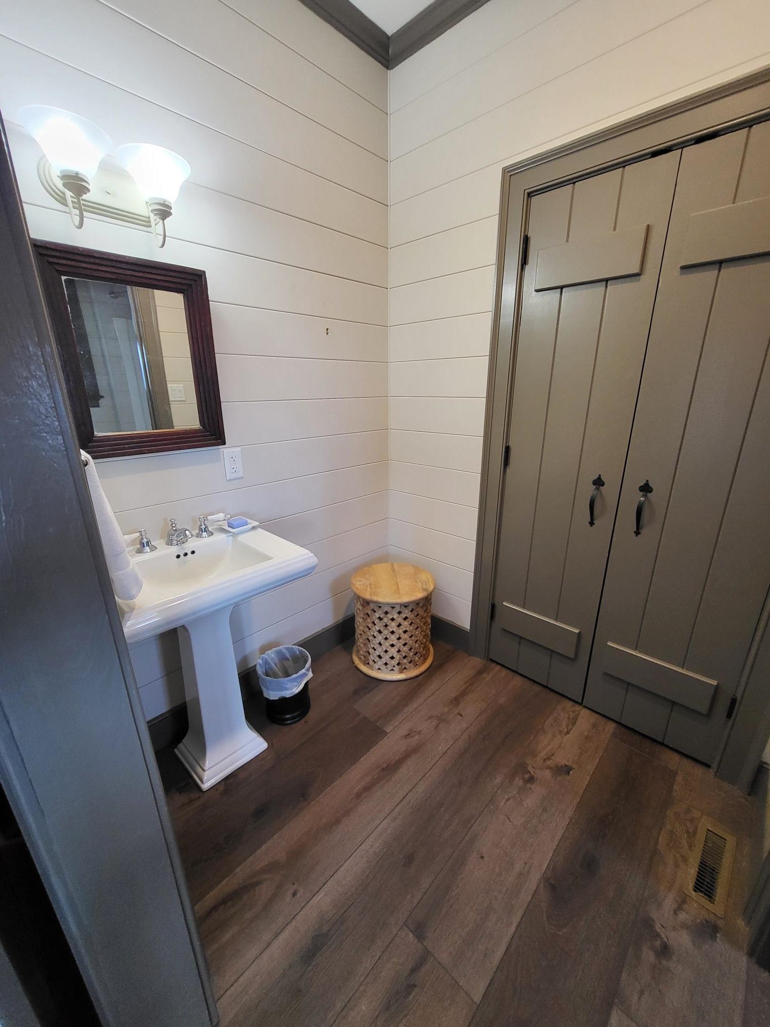 504 AIRPORT DR, HOT SPRINGS, Virginia 24445, 3 Bedrooms Bedrooms, ,3 BathroomsBathrooms,Residential,14,504 AIRPORT DR,670681 MLS # 670681