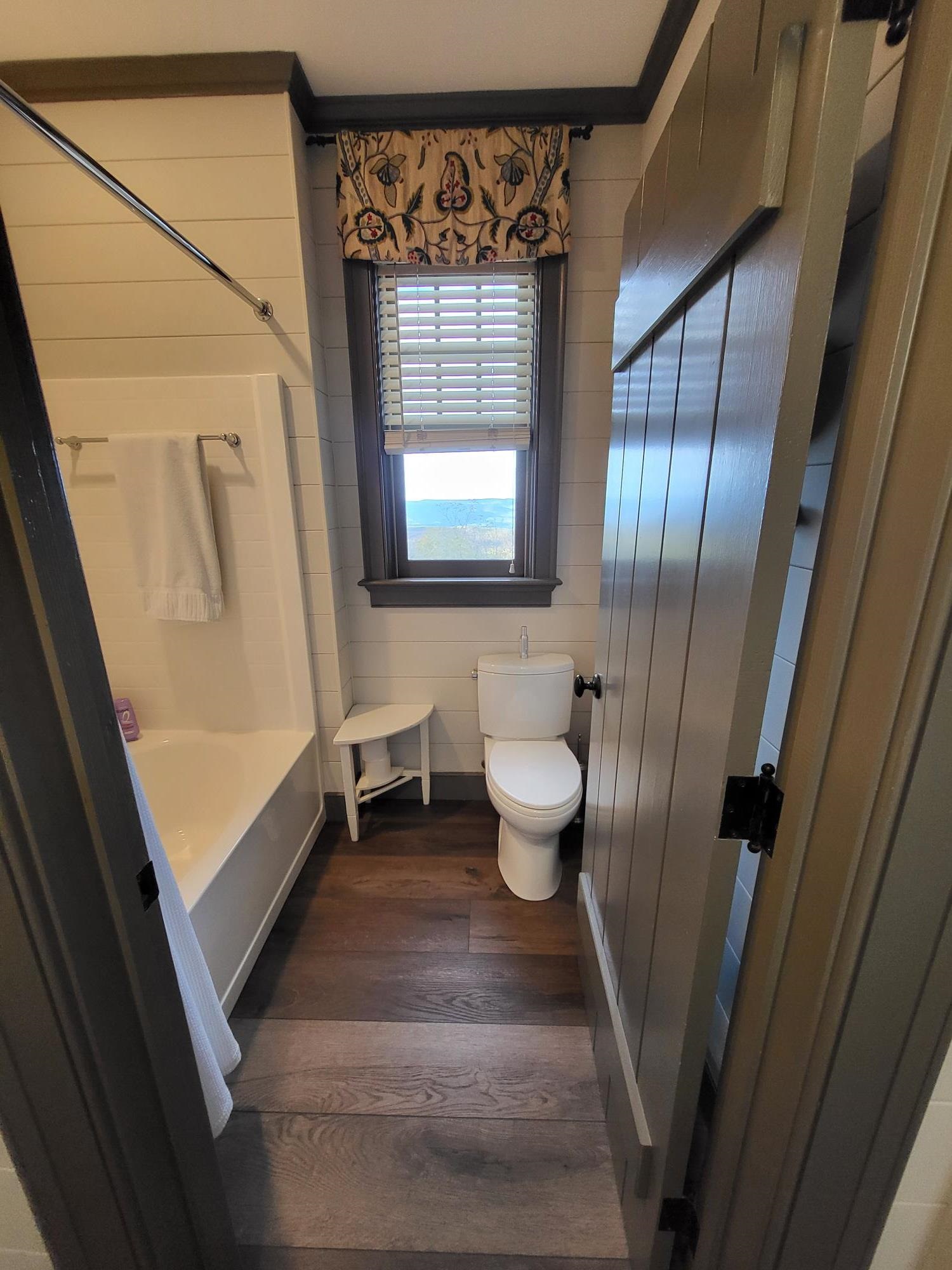 504 AIRPORT DR, HOT SPRINGS, Virginia 24445, 3 Bedrooms Bedrooms, ,3 BathroomsBathrooms,Residential,14,504 AIRPORT DR,670681 MLS # 670681