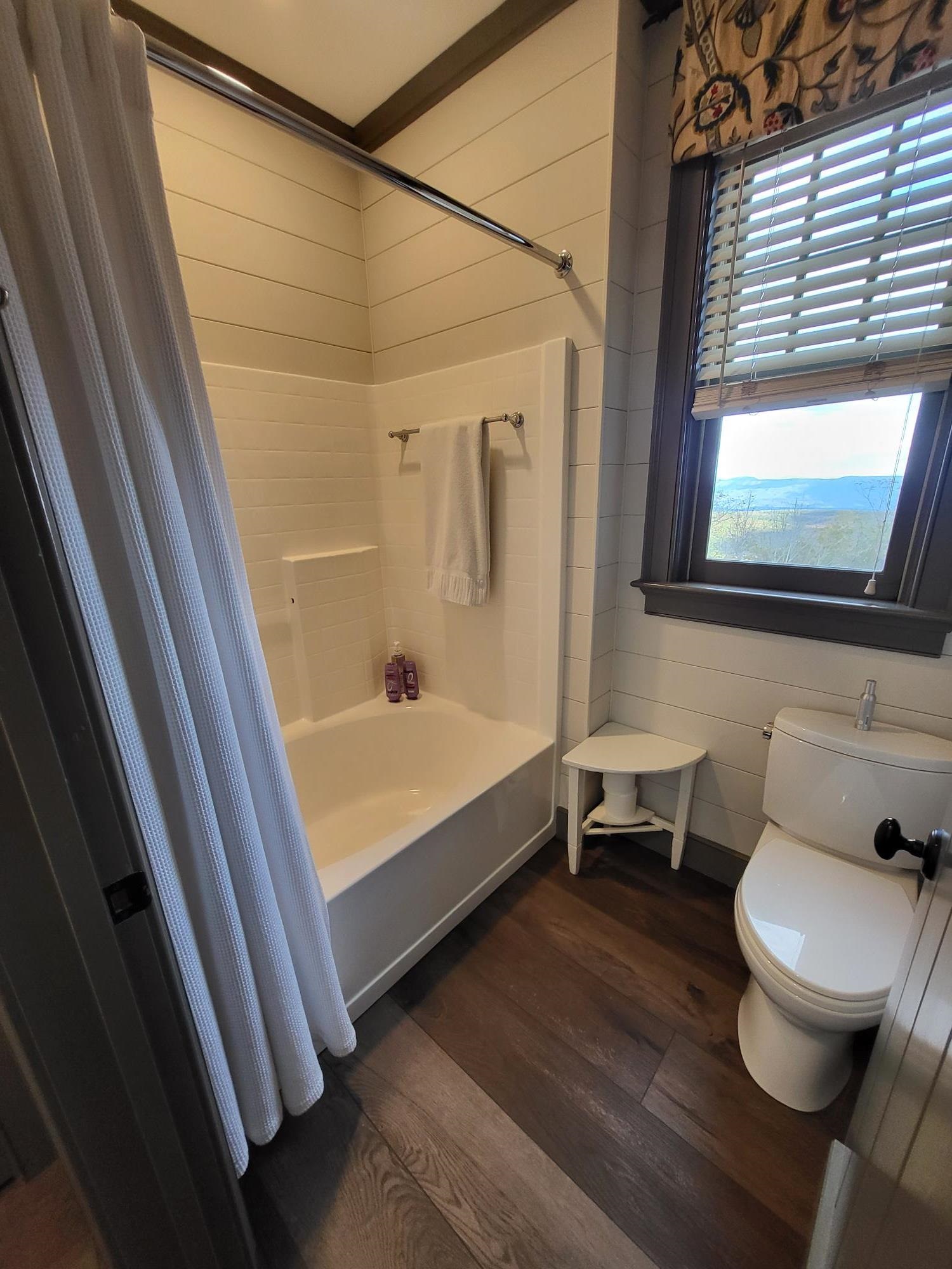 504 AIRPORT DR, HOT SPRINGS, Virginia 24445, 3 Bedrooms Bedrooms, ,3 BathroomsBathrooms,Residential,14,504 AIRPORT DR,670681 MLS # 670681