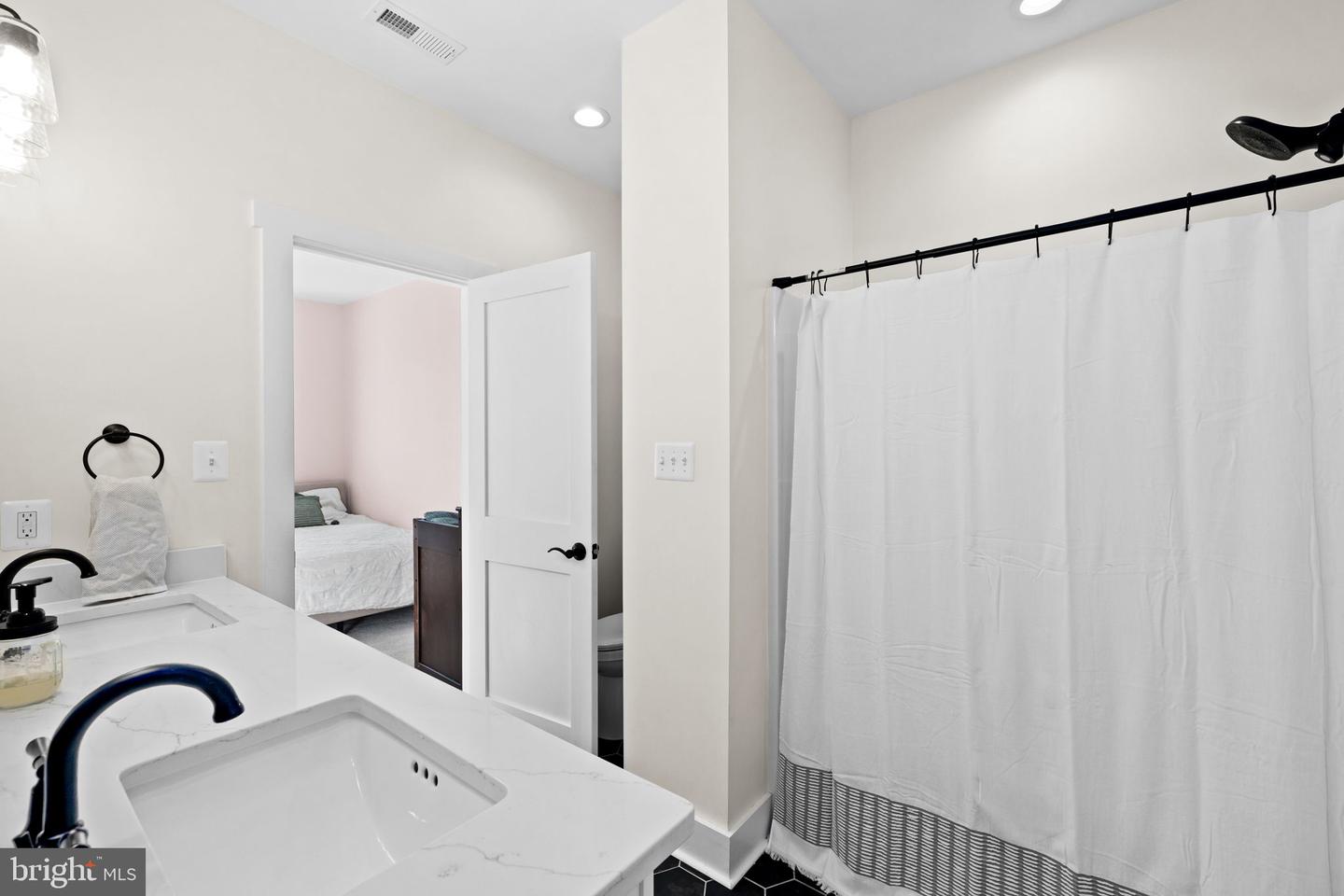 14660 LEE HWY, AMISSVILLE, Virginia 20106, 4 Bedrooms Bedrooms, ,4 BathroomsBathrooms,Residential,For Sale,14660 LEE HWY,VARP2002370 MLS # VARP2002370