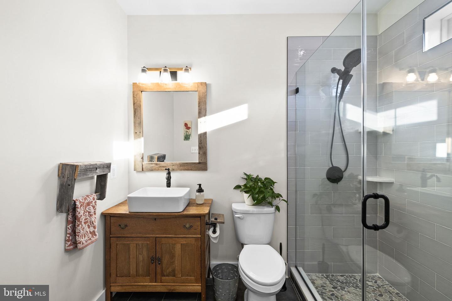 14660 LEE HWY, AMISSVILLE, Virginia 20106, 4 Bedrooms Bedrooms, ,4 BathroomsBathrooms,Residential,For Sale,14660 LEE HWY,VARP2002370 MLS # VARP2002370