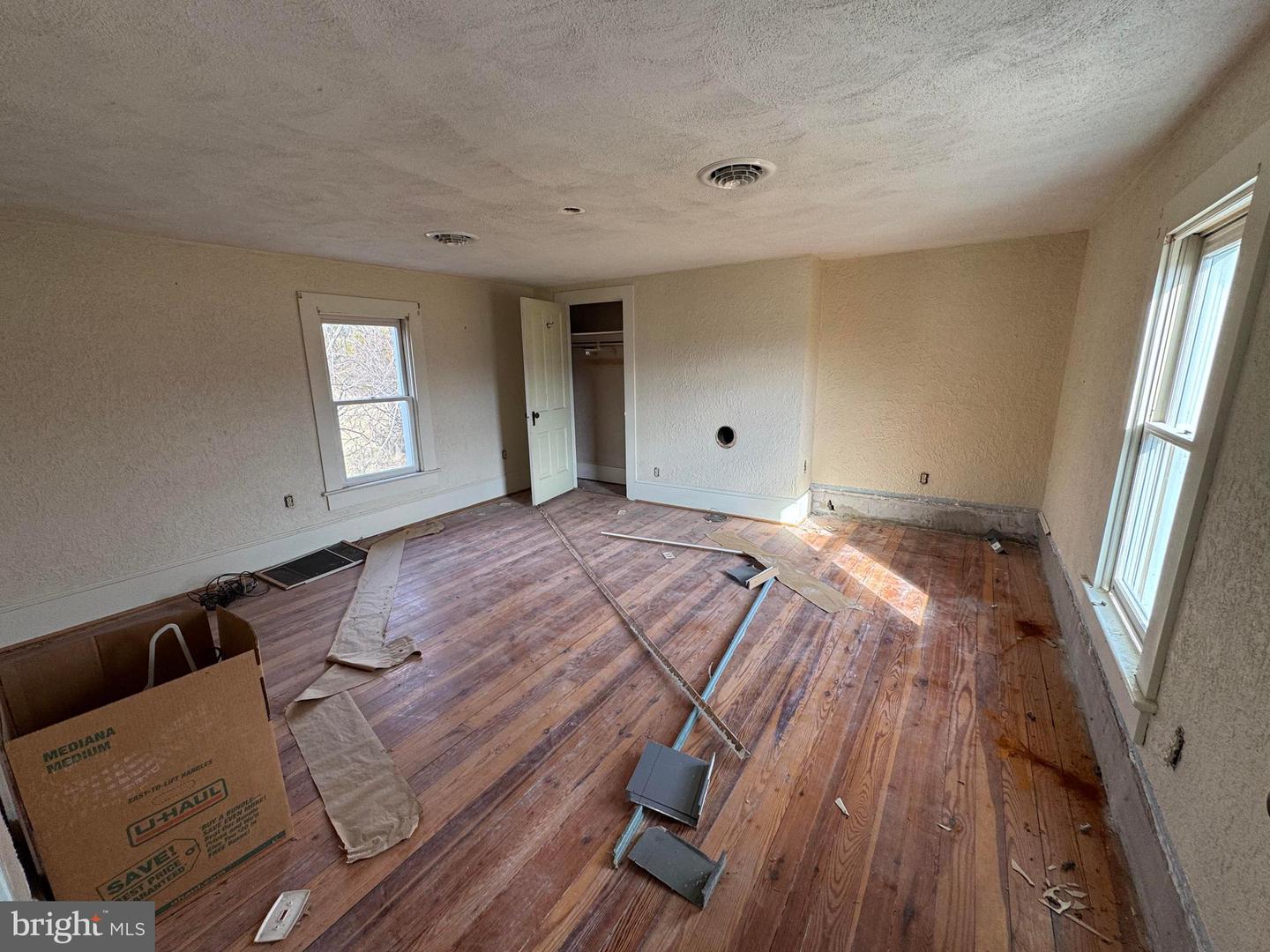 461 THUNDERBIRD RD, BENTONVILLE, Virginia 22610, ,Farm,For Sale,461 THUNDERBIRD RD,VAWR2013184 MLS # VAWR2013184