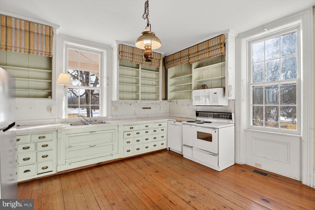 17442 EVERGREEN VALLEY RD, TIMBERVILLE, Virginia 22853, 6 Bedrooms Bedrooms, ,3 BathroomsBathrooms,Residential,For Sale,17442 EVERGREEN VALLEY RD,VARO2002846 MLS # VARO2002846