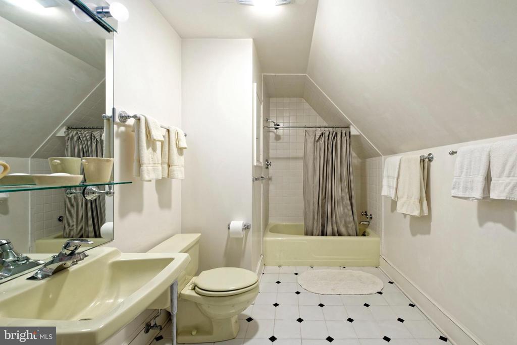 4392 CARRINGTON RD, MARKHAM, Virginia, 4 Bedrooms Bedrooms, ,4 BathroomsBathrooms,Residential,14,4392 CARRINGTON RD,VAFQ2020754 MLS # VAFQ2020754