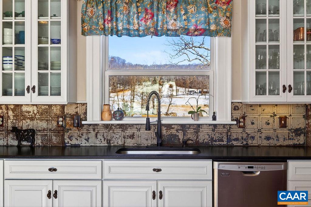 142 MT IDA LN, STAUNTON, Virginia 24401, 5 Bedrooms Bedrooms, ,3 BathroomsBathrooms,Residential,14,142 MT IDA LN,674243 MLS # 674243