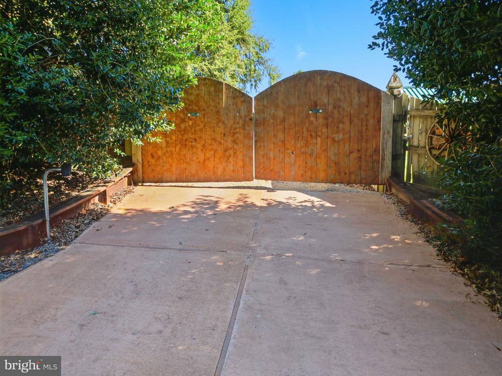 240 STONELEIGH RD, PALMYRA, Virginia 22963, 7 Bedrooms Bedrooms, ,5 BathroomsBathrooms,Residential,14,240 STONELEIGH RD,VAFN2000664 MLS # VAFN2000664