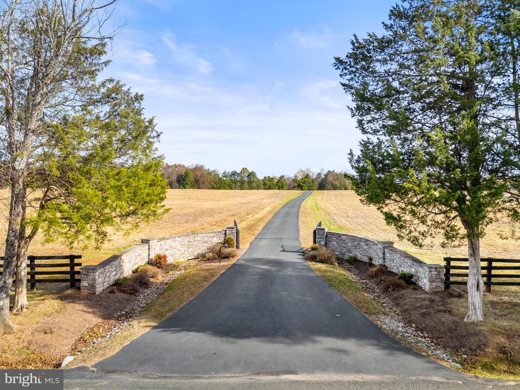 8485 ROGUES RD, WARRENTON, Virginia 20187, 4 Bedrooms Bedrooms, ,4 BathroomsBathrooms,Residential,14,8485 ROGUES RD,VAFQ2021674 MLS # VAFQ2021674
