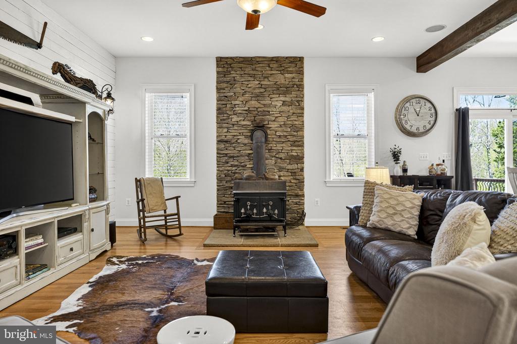 7312 OAK LN, MARSHALL, Virginia 20115, 4 Bedrooms Bedrooms, ,3 BathroomsBathrooms,Residential,14,7312 OAK LN,VAFQ2021666 MLS # VAFQ2021666