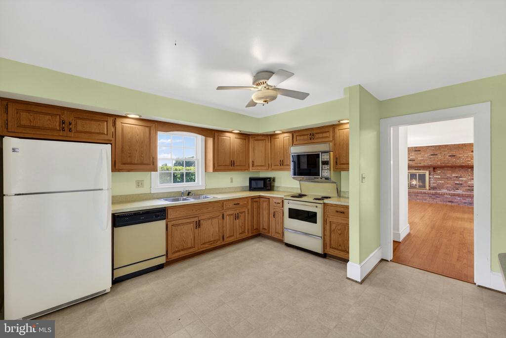 40 BATTLE MOUNTAIN RD, AMISSVILLE, Virginia 20106, 4 Bedrooms Bedrooms, ,2 BathroomsBathrooms,Residential,14,40 BATTLE MOUNTAIN RD,VARP2002544 MLS # VARP2002544