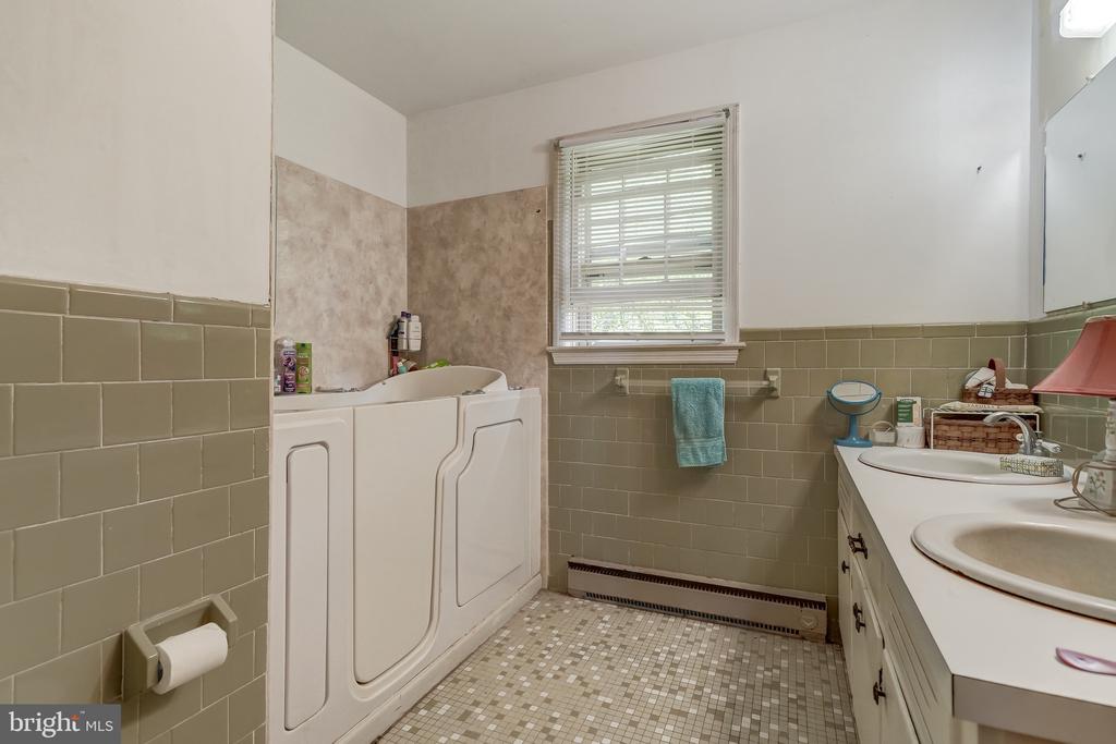 8858 POINDEXTER RD, LOUISA, Virginia 23093, 3 Bedrooms Bedrooms, ,3 BathroomsBathrooms,Residential,14,8858 POINDEXTER RD,VALA2010124 MLS # VALA2010124