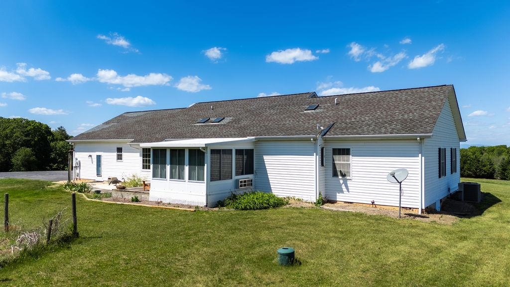 112 GUERNSEY LN, STAUNTON, Virginia 24401, 3 Bedrooms Bedrooms, ,2 BathroomsBathrooms,Residential,14,112 GUERNSEY LN,676983 MLS # 676983