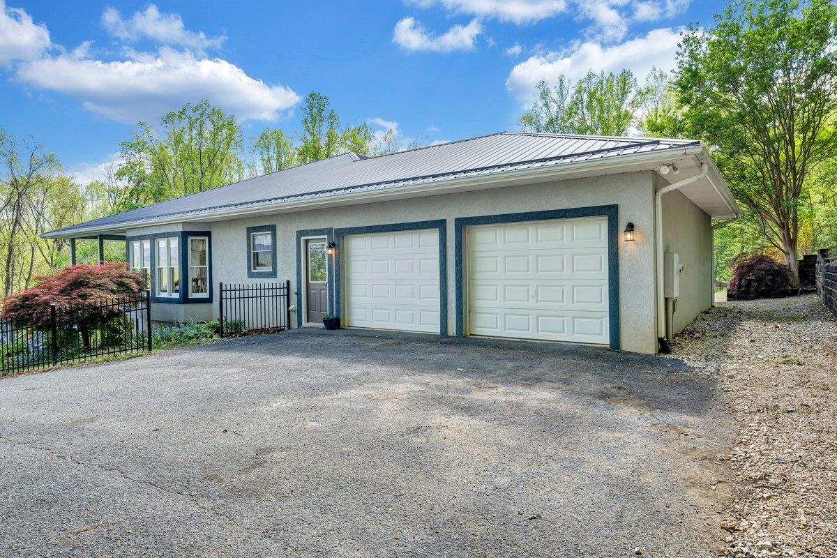 649 GREYLEDGE RD, BUCHANAN, Virginia 24066, 3 Bedrooms Bedrooms, ,4 BathroomsBathrooms,Residential,14,649 GREYLEDGE RD,676201 MLS # 676201 649 GREYLEDGE RD, BUCHANAN, Virginia 24066, 3 Bedrooms Bedrooms, ,4 BathroomsBathrooms,Residential,14,649 GREYLEDGE RD,676201 MLS # 676201