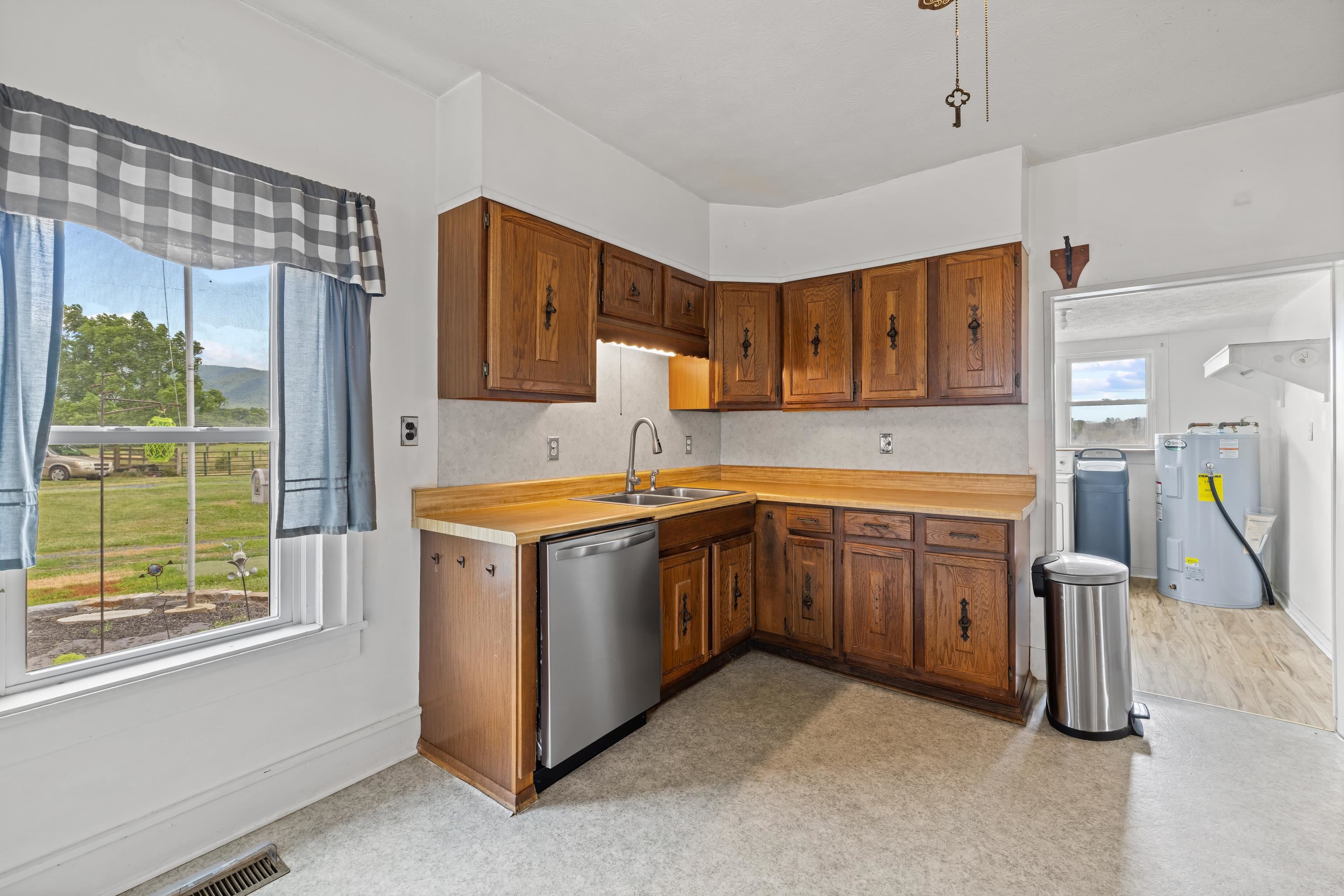 139 TETER RD, GROTTOES, Virginia 24441, 4 Bedrooms Bedrooms, ,1 BathroomBathrooms,Residential,14,139 TETER RD,678614 MLS # 678614