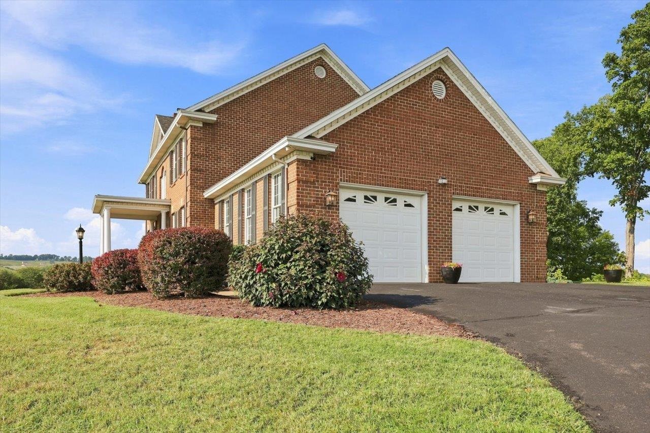 319 PARKINS LN, VERONA, Virginia 24482, 5 Bedrooms Bedrooms, ,3 BathroomsBathrooms,Residential,14,319 PARKINS LN,683012 MLS # 683012